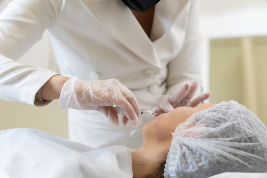 ¿Es mejor Radiesse o Sculptra para aumentar volumen en pómulos?