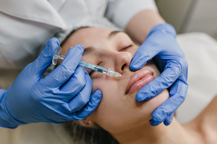 ¿Radiesse o Sculptra para mejorar textura de piel y volumen facial?
