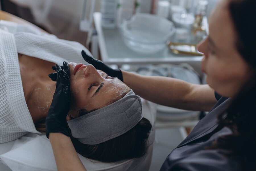 Comparación de precios para perfilado mandibular con ácido hialurónico en clínicas de Medellín