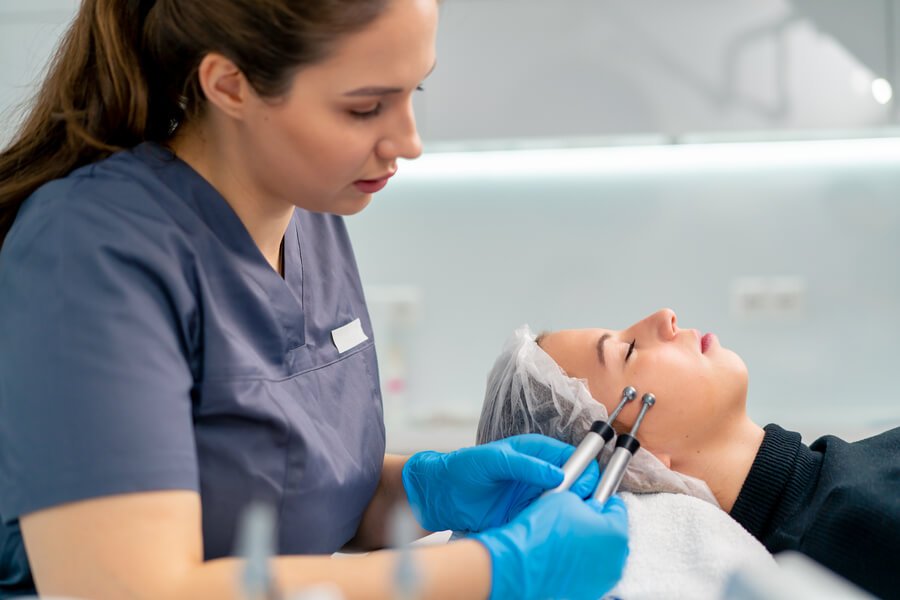 ¿Cuáles son las mejores clínicas para perfilado mandibular con ácido hialurónico en Colombia?