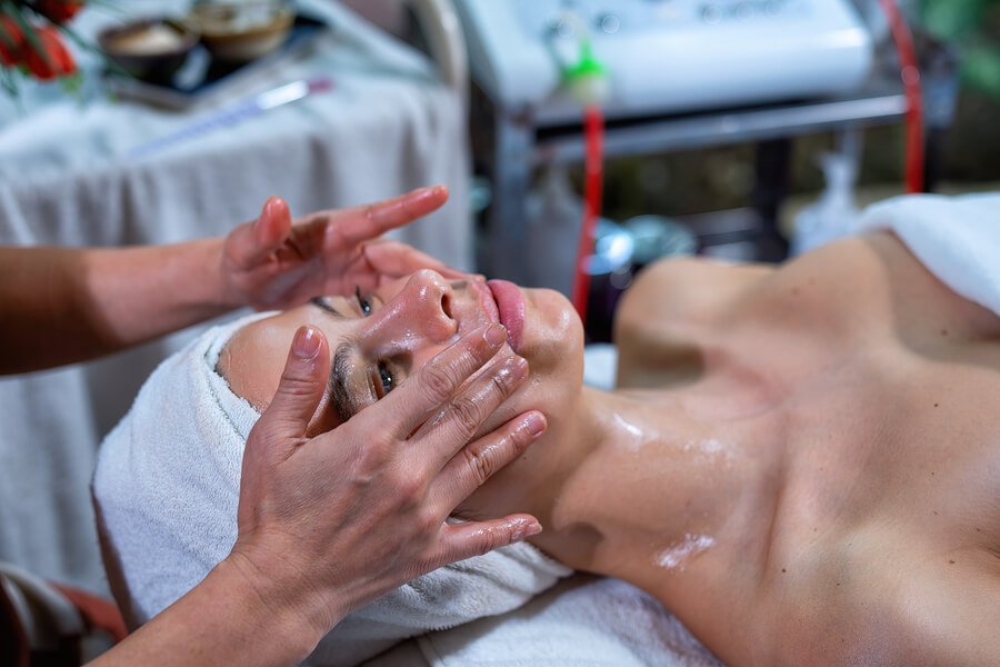 ¿Dónde puedo hacerme un perfilado mandibular con ácido hialurónico cerca de mí en Medellín?
