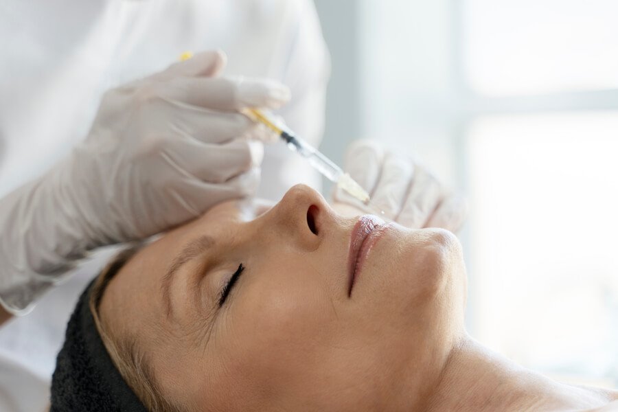 ¿Es mejor un Skin Booster con vitaminas o con ácido hialurónico para hidratar la piel?