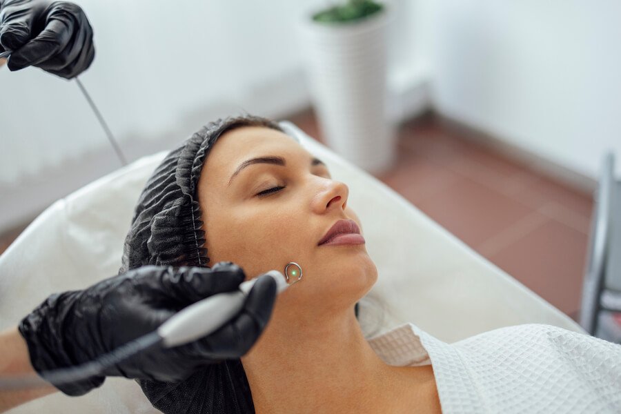 Comparación entre Skin Booster y peeling químico para revitalizar la piel.