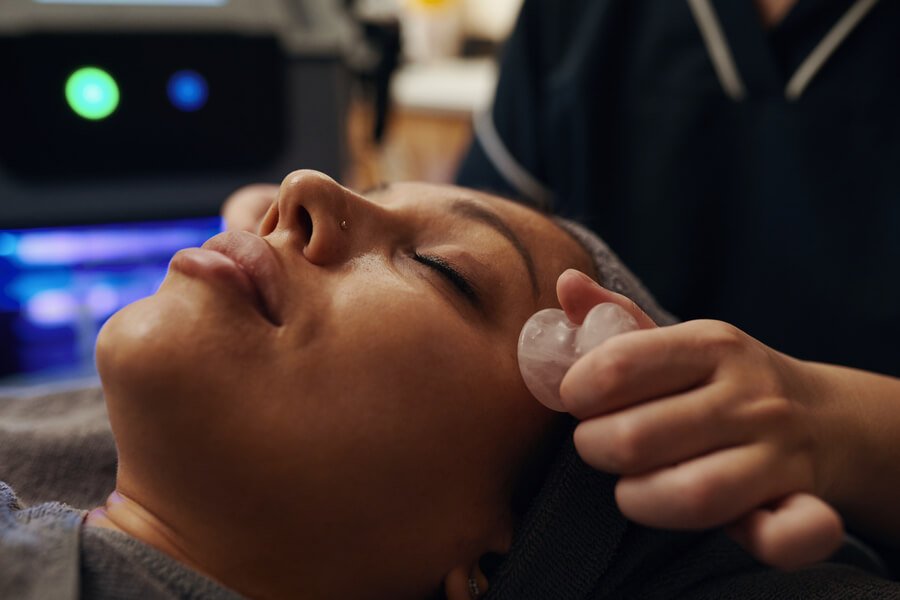 ¿Dónde encontrar perfilado mandibular con ácido hialurónico con técnicas avanzadas en Medellín?