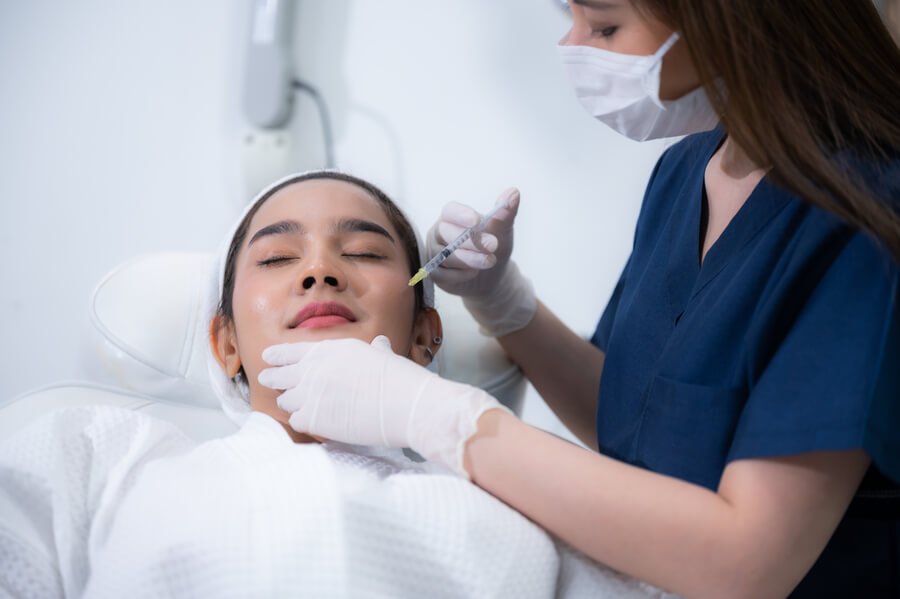 ¿Perfilado mandibular con ácido hialurónico cerca de mí con servicio post-tratamiento incluido?