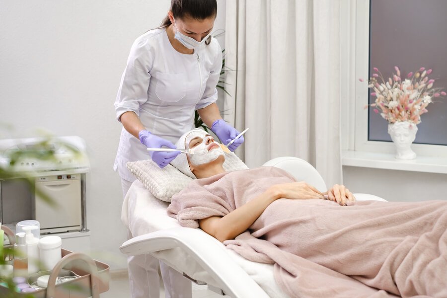 ¿Quién ofrece atención personalizada y resultados naturales en tratamientos con Sculptra en Colombia?