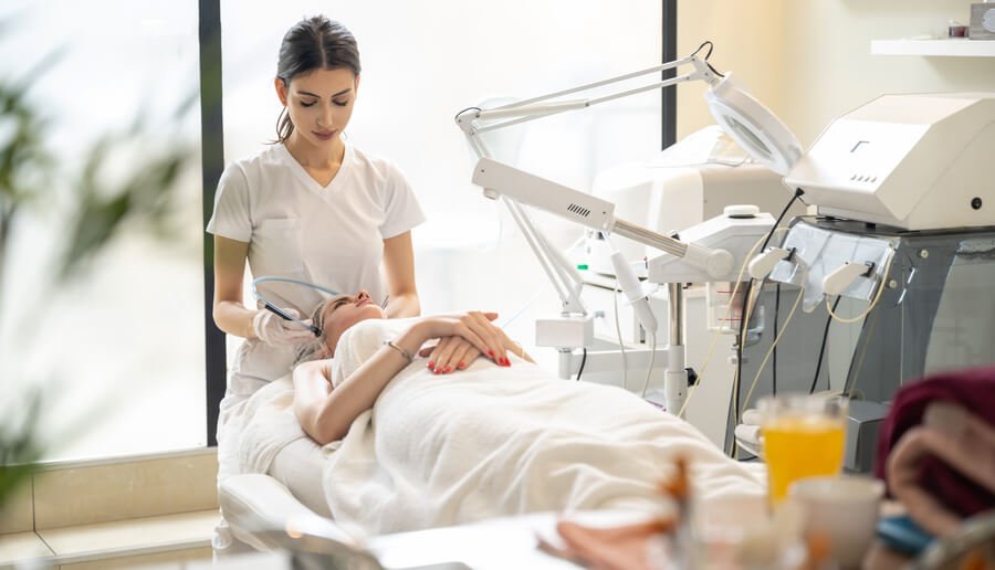 ¿Quién ofrece la mejor relación precio-calidad en tratamientos con Sculptra en Colombia?
