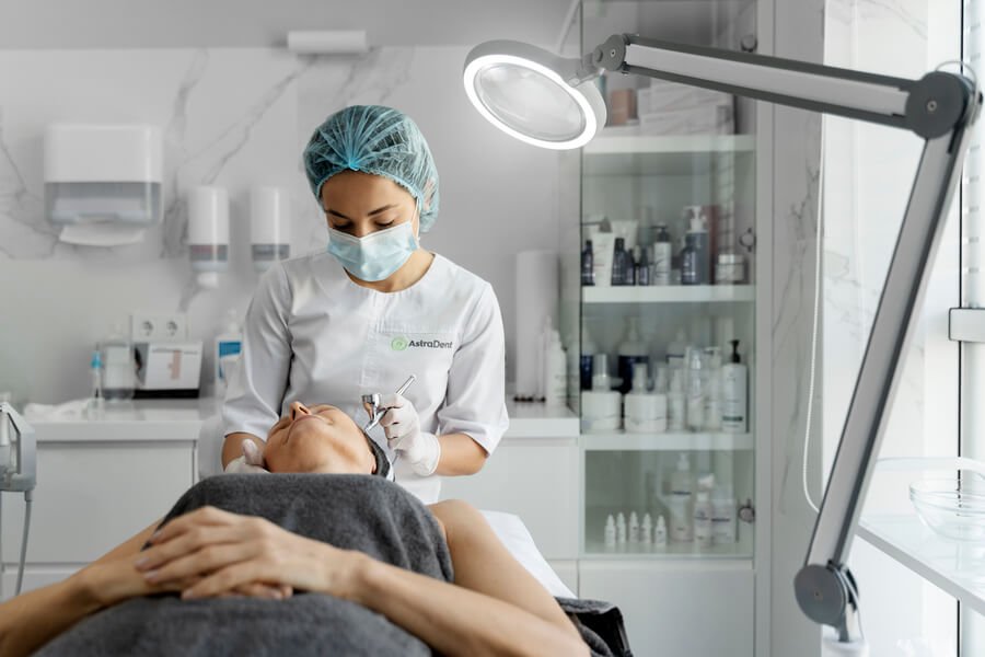 ¿Quién ofrece paquetes completos de tratamiento con Sculptra en Colombia?