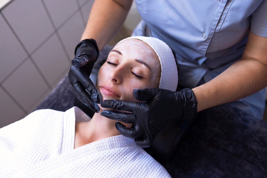 ¿Quién ofrece servicios integrales de belleza y salud con Sculptra en Colombia?