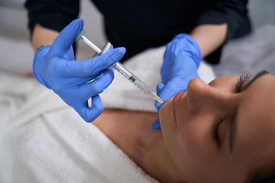 ¿Skin Booster con efecto hidratante o con efecto iluminador: cuál es mejor para mi piel?