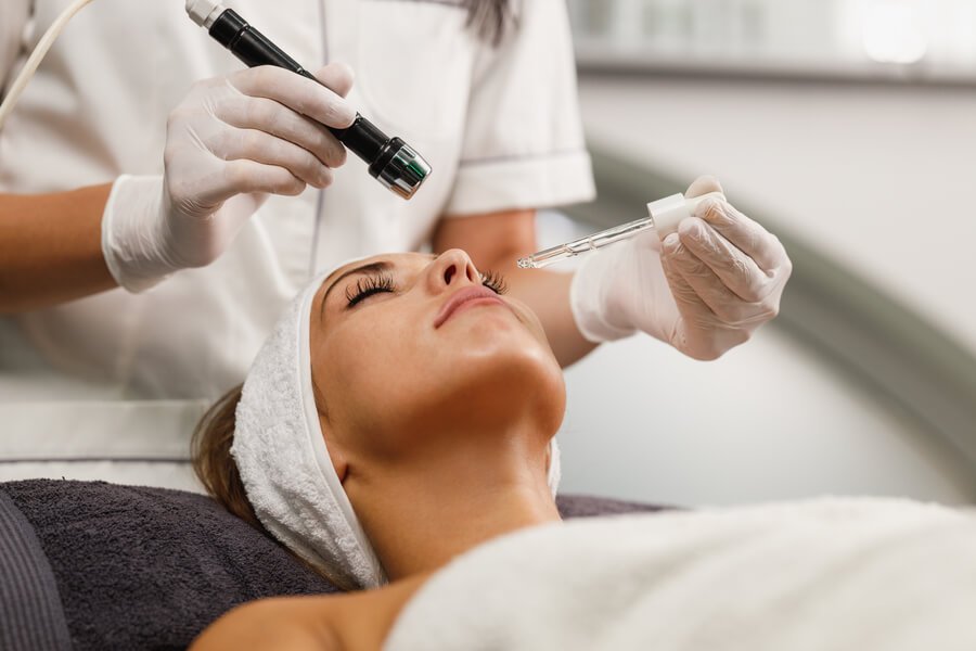 ¿Skin Booster o láser facial: cuál es mejor para piel con manchas?